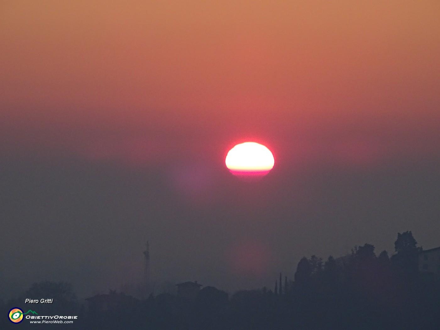 74 Il sole si arrossa e tramonta sui colli e verso la pianurra.JPG
